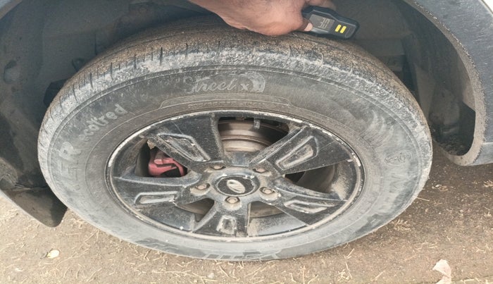 2012 Mahindra XUV500 W8, Diesel, Manual, 1,54,102 km, tyre