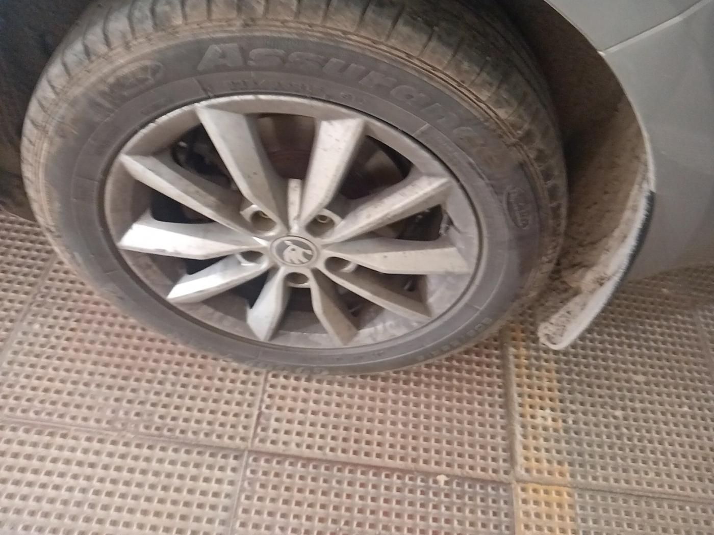 2015 Skoda Octavia ELEGANCE 1.8 TSI AT, Petrol, Automatic, 14,44,000 km, tyre