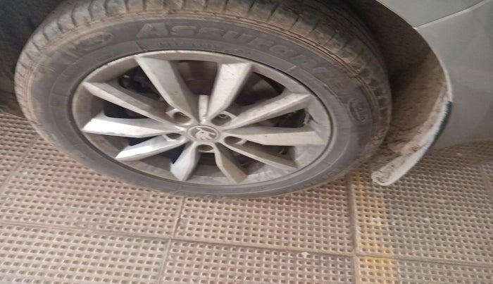 2015 Skoda Octavia ELEGANCE 1.8 TSI AT, Petrol, Automatic, 14,44,000 km, tyre