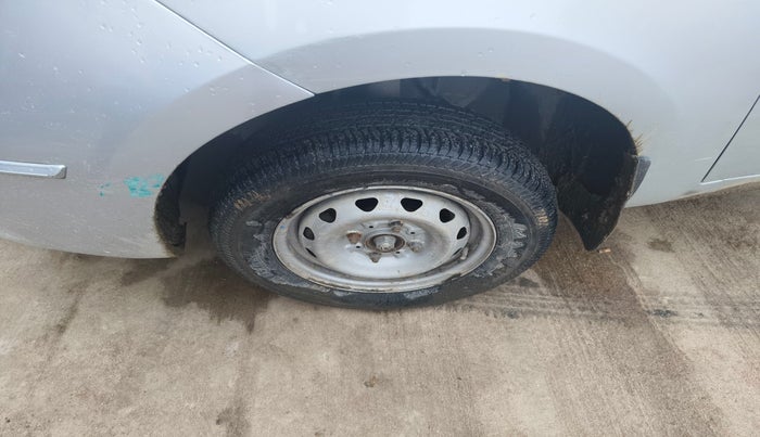 2011 Tata Indica Vista AURA SAFIRE, Petrol, Manual, 93,000 km, tyre