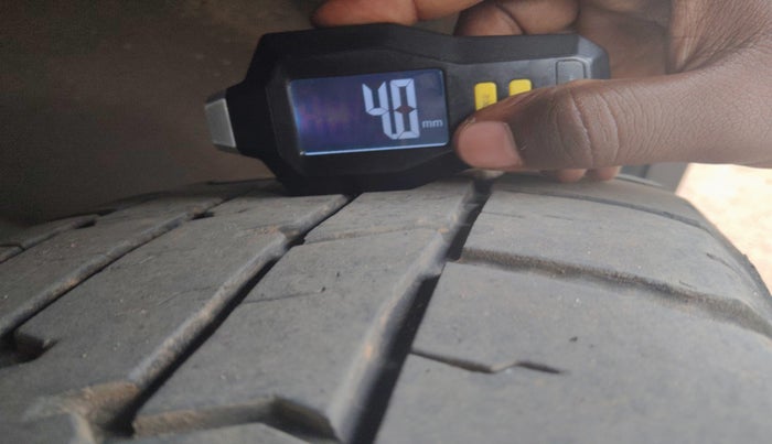 2015 Mahindra XUV500 W10, Diesel, Manual, 1,77,075 km, tyre