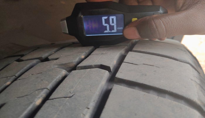 2015 Mahindra XUV500 W10, Diesel, Manual, 1,77,075 km, tyre