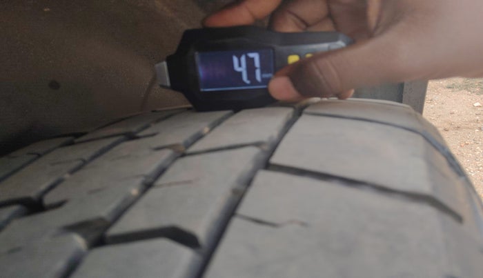 2015 Mahindra XUV500 W10, Diesel, Manual, 1,77,075 km, tyre