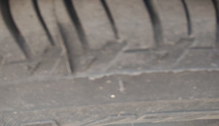 2015 Mahindra XUV500 W10, Diesel, Manual, 1,77,075 km, tyre