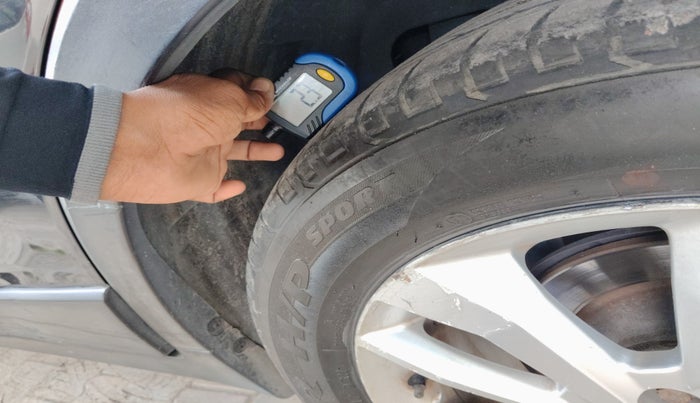 2019 Mahindra XUV300 W8 1.5 DIESEL, Diesel, Manual, 1,04,143 km, tyre