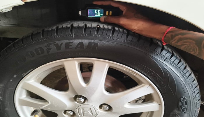 2015 Honda Brio VX AT, Petrol, Automatic, 91,814 km, tyre