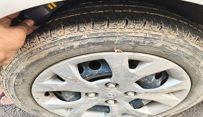 2015 Hyundai Grand i10 SPORTZ 1.1 CRDI, Diesel, Manual, 1,07,344 km, tyre