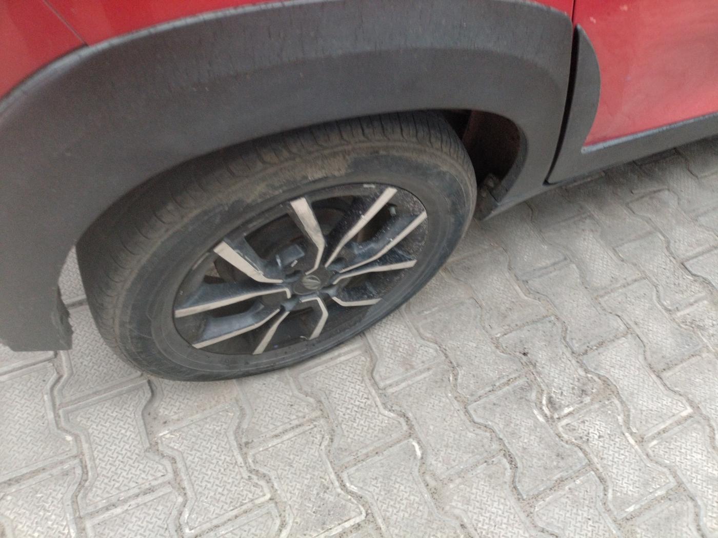 2019 Mahindra Kuv100 K8 6 STR, Petrol, Manual, 1,07,165 km, tyre
