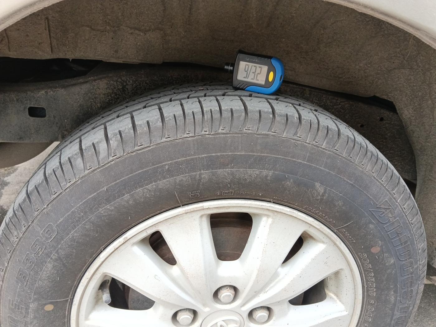 2010 Toyota Innova V 2.5 8 STR, Diesel, Manual, 2,05,268 km, tyre