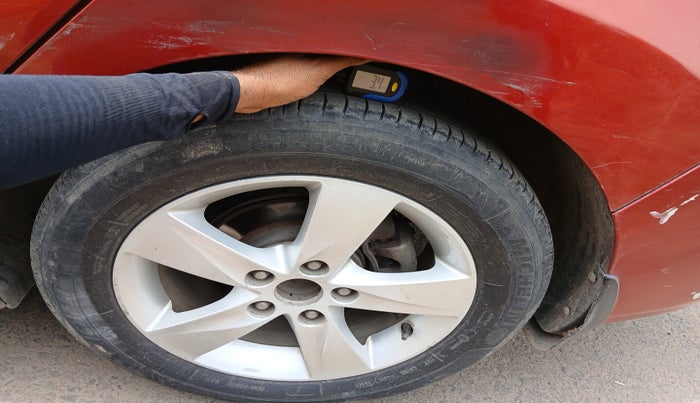 2013 Hyundai New Elantra 1.8 SX MT VTVT, Petrol, Manual, 1,28,516 km, tyre