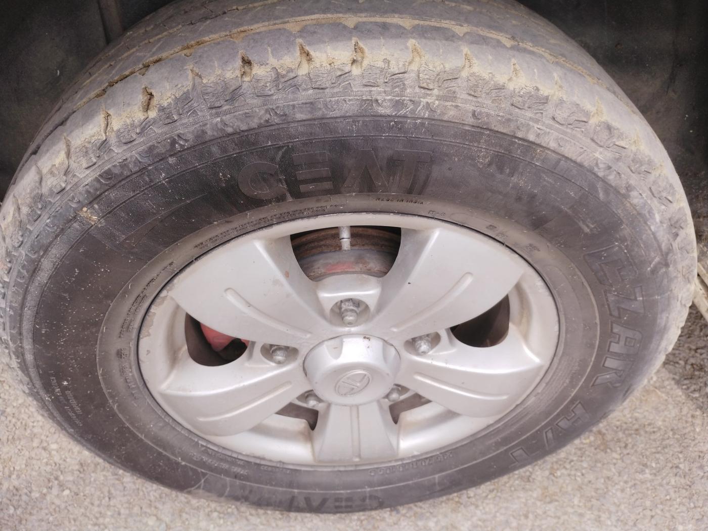 2014 Tata Safari Storme 2.2 VX 4X2, Diesel, Manual, 1,17,000 km, tyre
