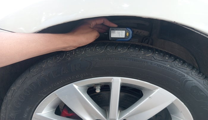 2015 Volkswagen Polo HIGHLINE1.2L, Petrol, Manual, 1,05,933 km, tyre