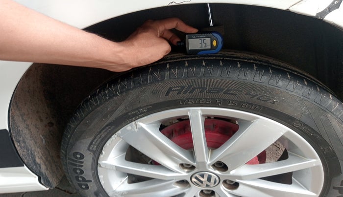 2015 Volkswagen Polo HIGHLINE1.2L, Petrol, Manual, 1,05,933 km, tyre