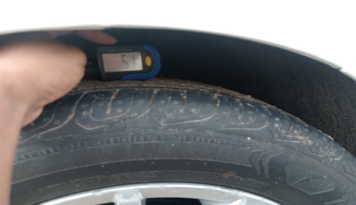 2015 Volkswagen Polo HIGHLINE1.2L, Petrol, Manual, 1,05,933 km, tyre