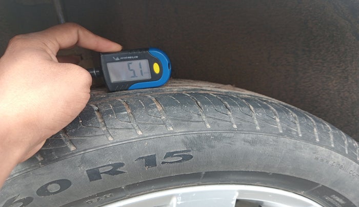 2015 Volkswagen Polo HIGHLINE1.2L, Petrol, Manual, 1,05,933 km, tyre