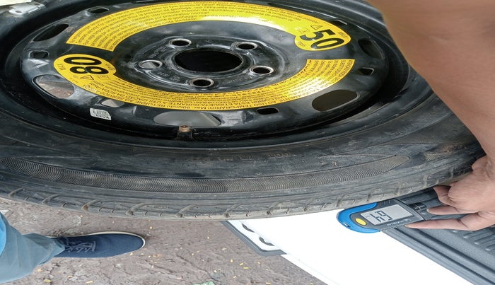 2015 Volkswagen Polo HIGHLINE1.2L, Petrol, Manual, 1,05,933 km, tyre