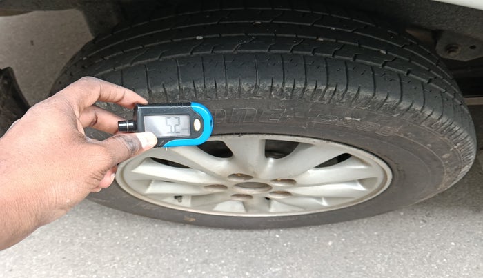 2013 Toyota Innova 2.5 GX 8 STR, Diesel, Manual, 1,96,139 km, tyre