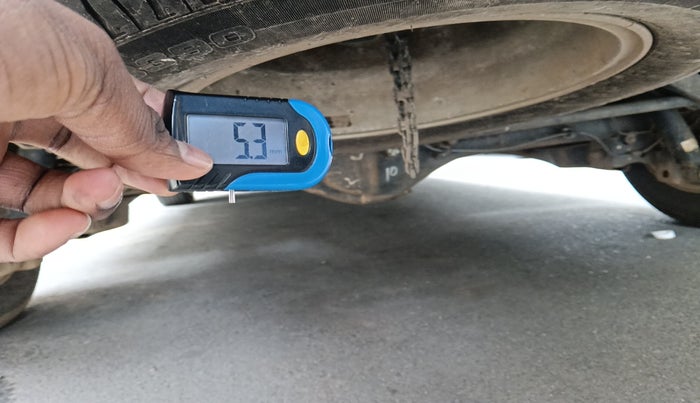 2013 Toyota Innova 2.5 GX 8 STR, Diesel, Manual, 1,96,139 km, tyre