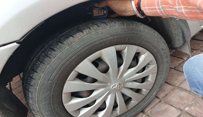 2013 Toyota Etios Liva G, Petrol, Manual, 61,700 km, tyre