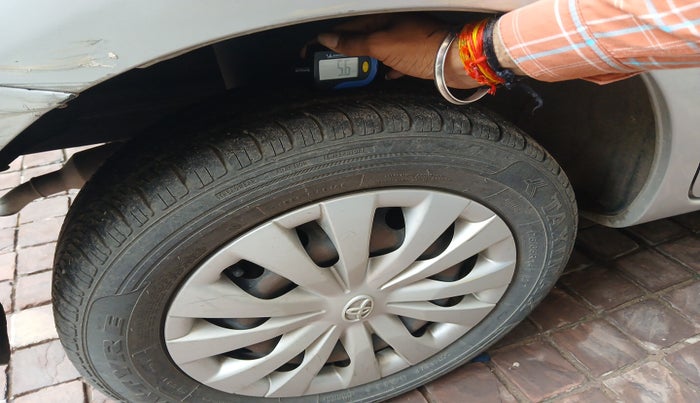 2013 Toyota Etios Liva G, Petrol, Manual, 61,700 km, tyre