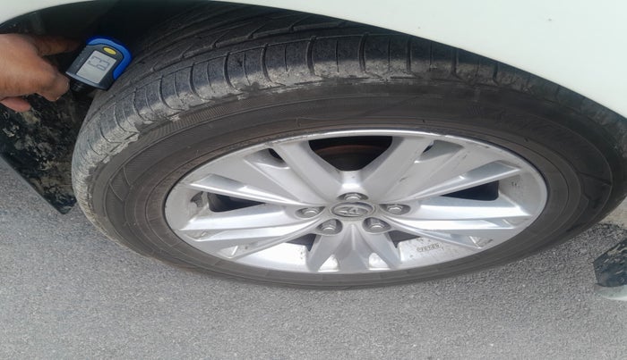 2016 Toyota Innova Crysta 2.8 ZX AT 7 STR, Diesel, Automatic, 2,38,247 km, tyre