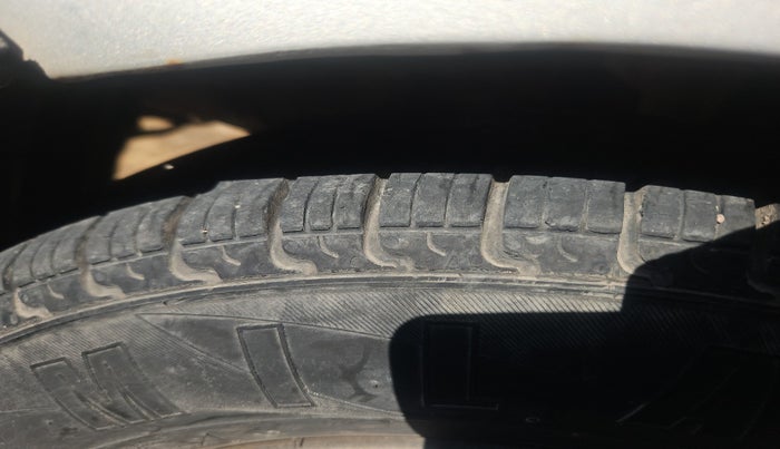 2010 Hyundai i10 MAGNA 1.1, Petrol, Manual, 1,45,450 km, tyre