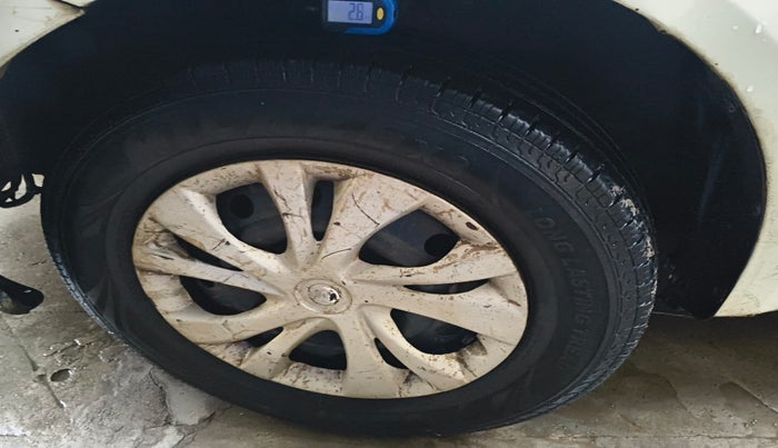 2011 Maruti Swift VXI, Petrol, Manual, 1,96,974 km, tyre