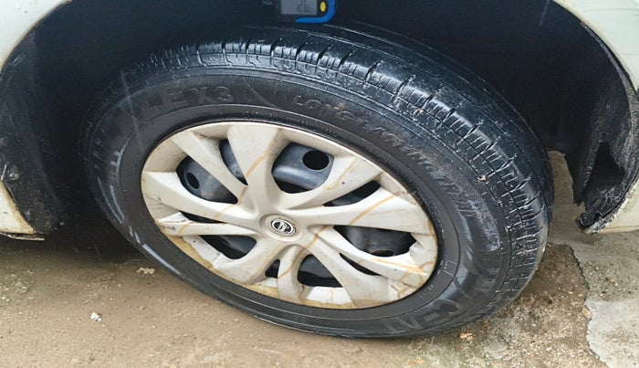 2011 Maruti Swift VXI, Petrol, Manual, 1,96,974 km, tyre