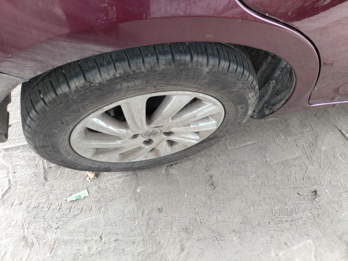 2015 Maruti Swift Dzire ZXI, Petrol, Manual, 70,959 km, tyre