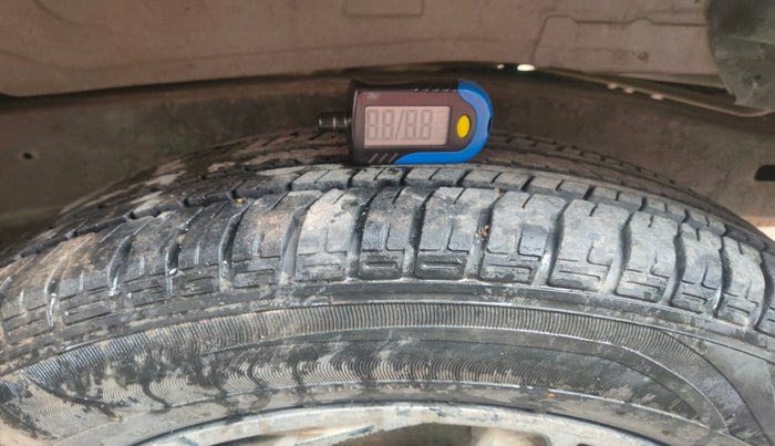 2011 Toyota Innova 2.5 G4 8 STR, Diesel, Manual, 1,44,122 km, tyre