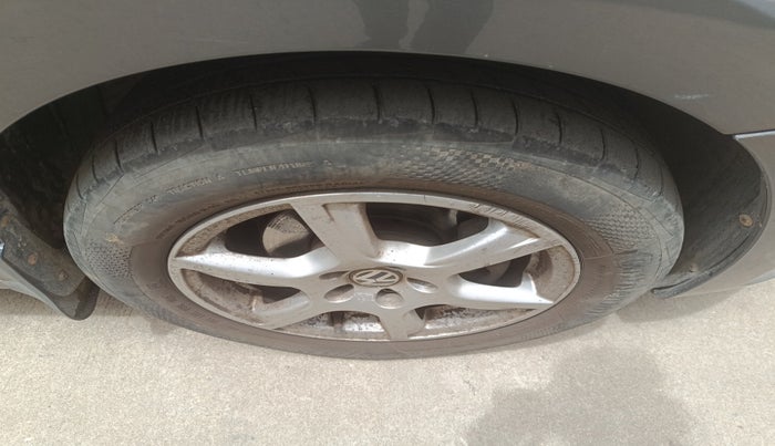 2013 Volkswagen Vento HIGHLINE DIESEL 1.6, Diesel, Manual, 1,86,213 km, tyre