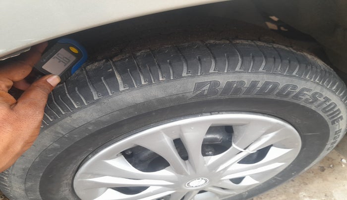 2012 Toyota Innova 2.5 GX 8 STR, Diesel, Manual, 2,06,515 km, tyre