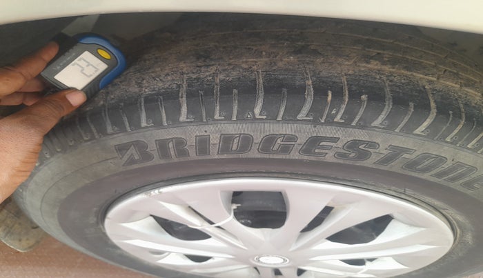 2012 Toyota Innova 2.5 GX 8 STR, Diesel, Manual, 2,06,515 km, tyre