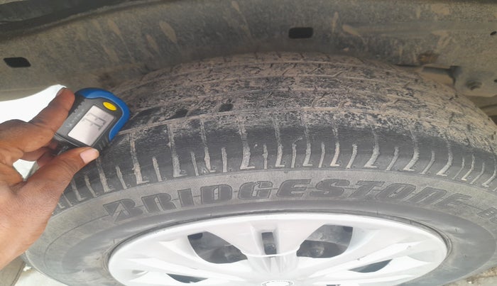 2012 Toyota Innova 2.5 GX 8 STR, Diesel, Manual, 2,06,515 km, tyre