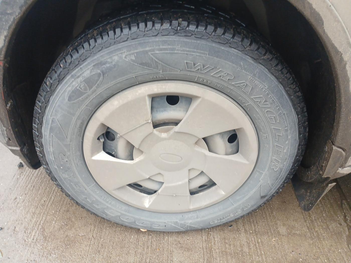 2016 Mahindra XUV500 W6 1.99, Diesel, Manual, 1,25,576 km, tyre