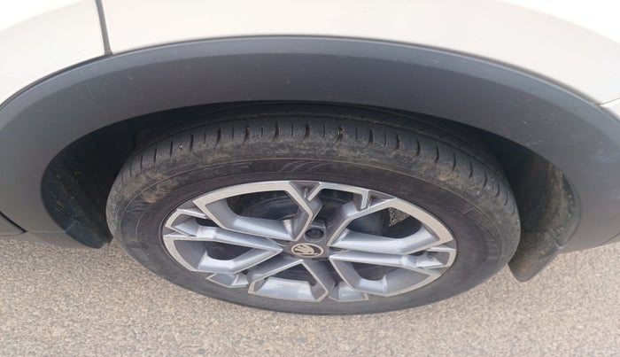 2022 Skoda KUSHAQ STYLE 1.0L TSI AT (6 AIRBAGS), Petrol, Automatic, 15,708 km, tyre