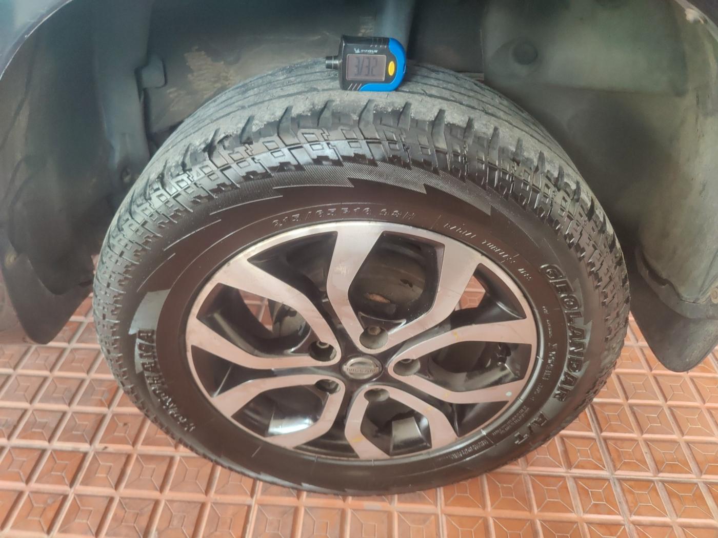 2014 Nissan Terrano XV D THP PREMIUM 110 PS, Diesel, Manual, 1,07,800 km, tyre