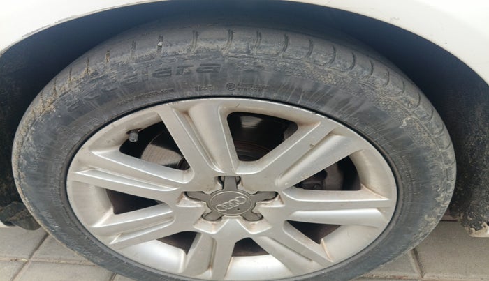 2010 Audi A4 2.0 TDI, Diesel, Automatic, 98,252 km, tyre