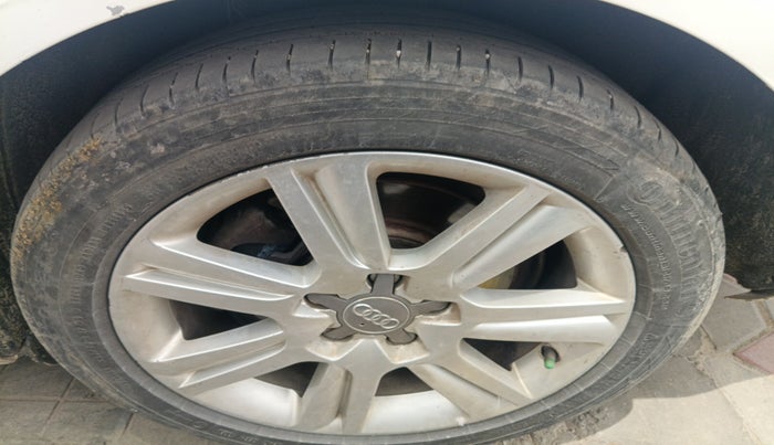 2010 Audi A4 2.0 TDI, Diesel, Automatic, 98,252 km, tyre