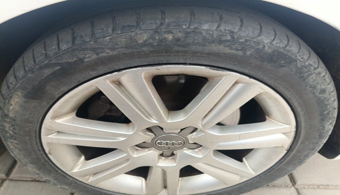2010 Audi A4 2.0 TDI, Diesel, Automatic, 98,252 km, tyre