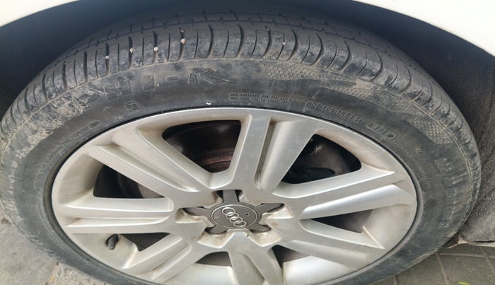 2010 Audi A4 2.0 TDI, Diesel, Automatic, 98,252 km, tyre