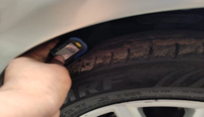 2010 Volkswagen Jetta TRENDLINE 2.0L TDI, Diesel, Manual, 1,29,680 km, tyre