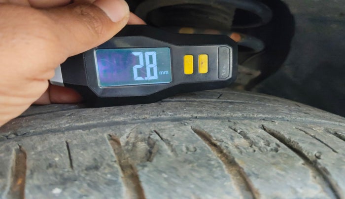 2017 Volkswagen TIGUAN HIGHLINE TDI AT, Diesel, Automatic, 1,57,189 km, tyre