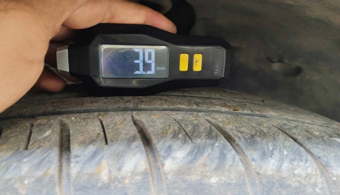 2017 Volkswagen TIGUAN HIGHLINE TDI AT, Diesel, Automatic, 1,57,189 km, tyre