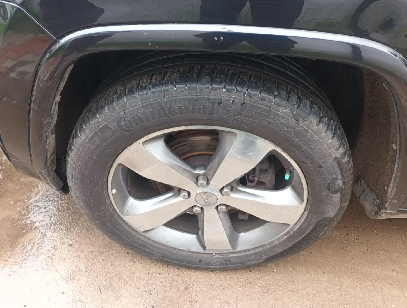 2017 Jeep GRAND CHEROKEE SUMMIT DIESEL, Diesel, Automatic, 1,07,000 km, tyre