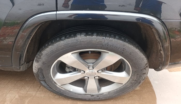 2017 Jeep GRAND CHEROKEE SUMMIT DIESEL, Diesel, Automatic, 1,05,027 km, tyre