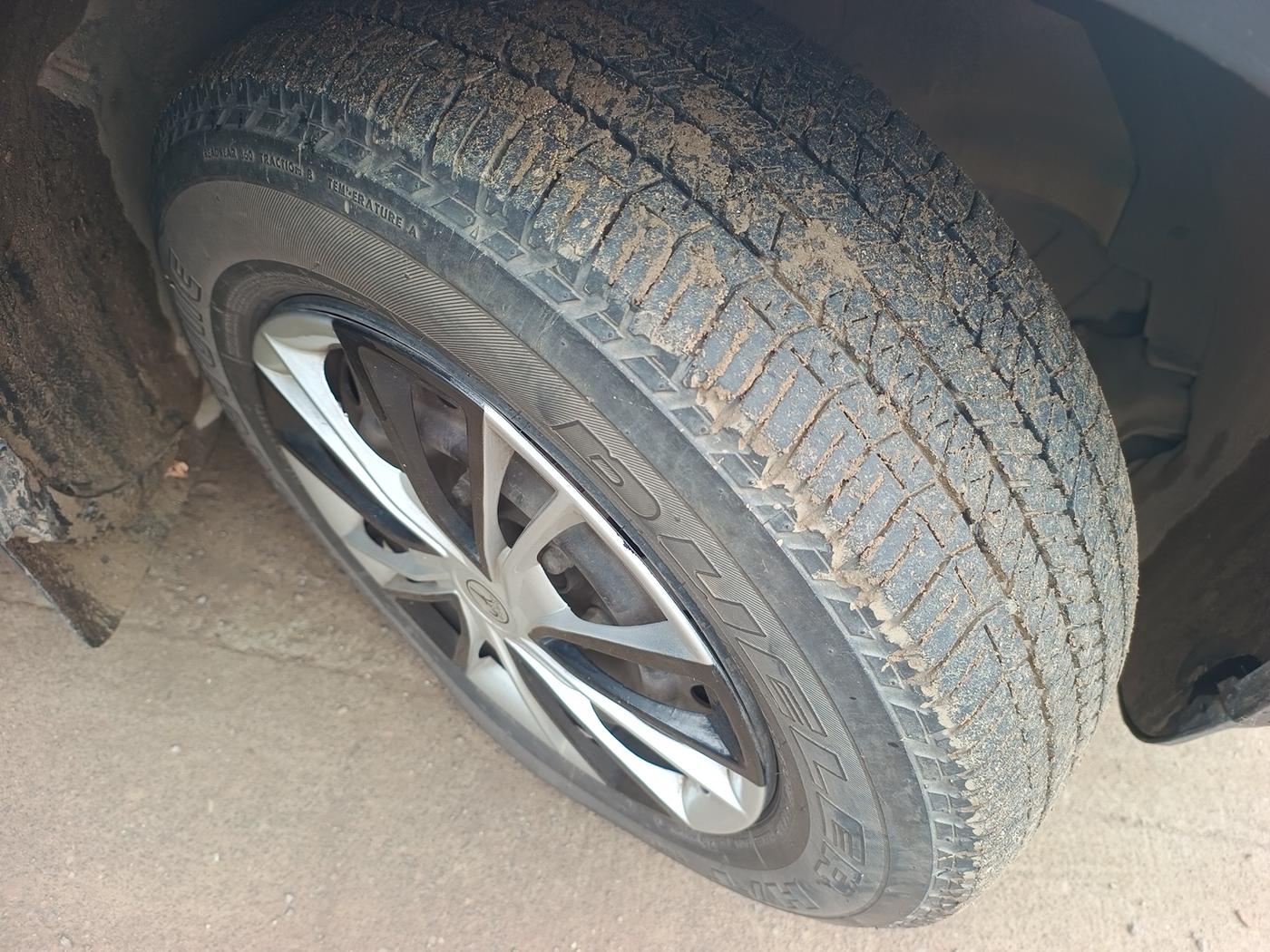 2014 Mahindra XUV500 W6, Diesel, Manual, 2,10,172 km, tyre