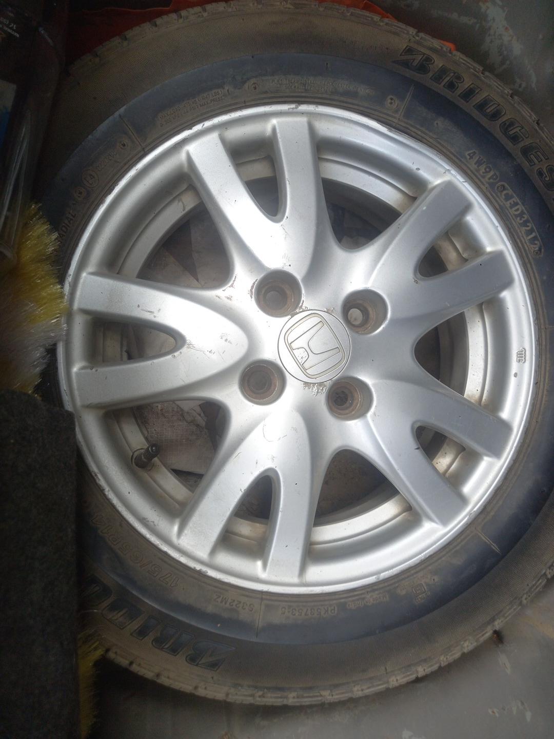 2012 Honda Brio V MT, Petrol, Manual, 1,10,600 km, tyre