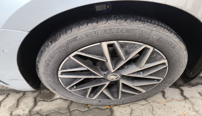 2022 Skoda Octavia L&K 2.0 AT, Petrol, Automatic, 28,689 km, tyre