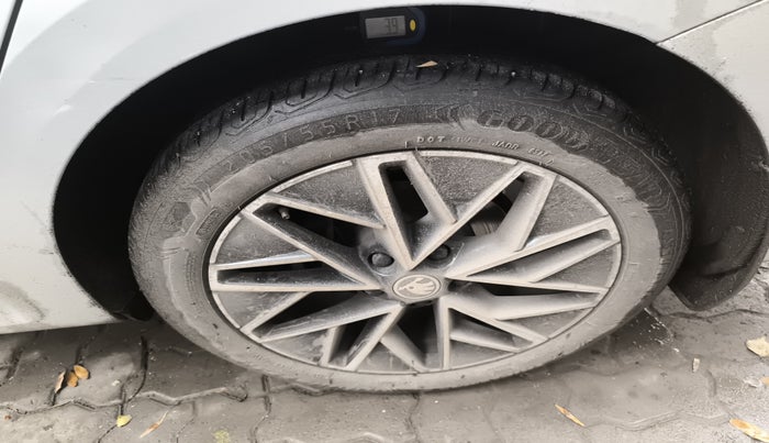 2022 Skoda Octavia L&K 2.0 AT, Petrol, Automatic, 28,689 km, tyre